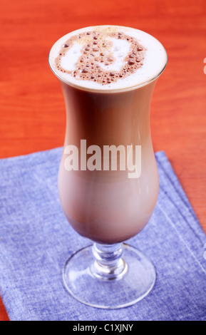 Boisson au chocolat avec mousse de lait en verre grand Banque D'Images