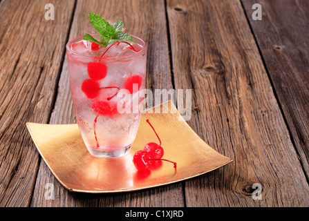 Verre de boisson glacée avec des cerises au marasquin Banque D'Images