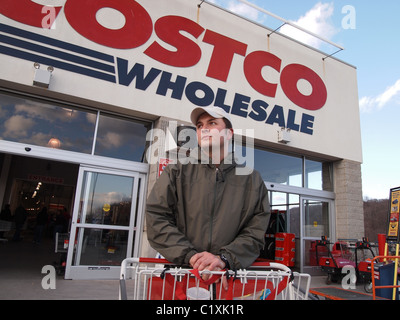 Un homme avec panier en dehors de Costco Wholesale, un USA big box chain store, le 24 mars 2011, Katharine Andriotis Banque D'Images