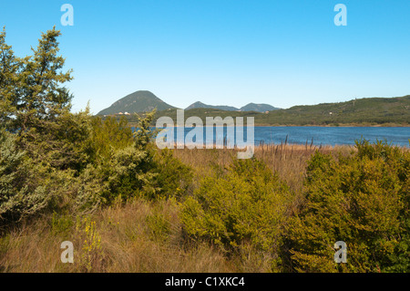 Corfou, Grèce. Octobre. Vue au nord sur le lac Korission aux collines d'Agios Mattheos et au-delà. Banque D'Images