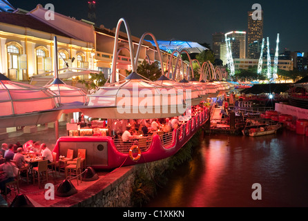 Riverside Bars et restaurants sur le quai Clarke à côté de la rivière Singapour la nuit Banque D'Images