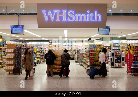 W H Smiths store, le terminal 5 de l'aéroport Heathrow de Londres, UK Banque D'Images