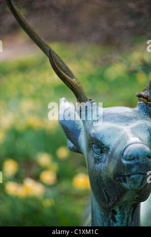 Stag deer, bronze statue de jardin à Batsford Arboretum, Gloucestershire, Angleterre Banque D'Images