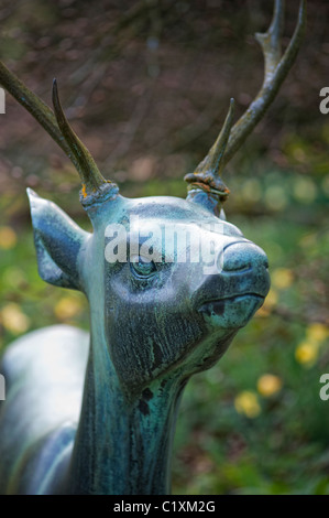 Stag deer, bronze statue de jardin à Batsford Arboretum, Gloucestershire, Angleterre Banque D'Images