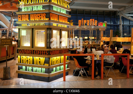 Restaurant La girafe/cafe à la borne 5 de l'aéroport Heathrow de Londres, UK Banque D'Images