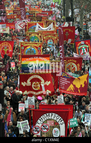 UK.MARS POUR L'ALTERNATIVE ORGANISÉE PAR LE TUC (Congrès des syndicats) CONTRE LES GOUVERNEMENTS DES COUPES DANS LE BUDGET. Londres 26.3.2011 Banque D'Images