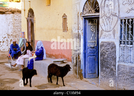 Accueil nubien et des personnes sur l'île Eléphantine, Assouan, Egypte Banque D'Images