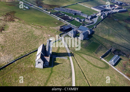 Vue aérienne du village de Lundy hélicoptère et église St Helenas sur Lundy Island, Devon, Angleterre Royaume-uni en Mars Banque D'Images