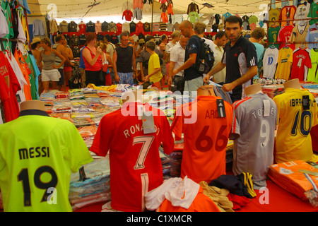 Fake replica kit de football à vendre au marché touristique à Fethiye. Mugla, TURQUIE Banque D'Images