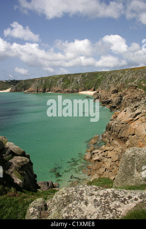 Vue vers de Porthcurno Logan Rock, North Cornwall Coast Path, près de Land's End, Cornwall, UK. Banque D'Images