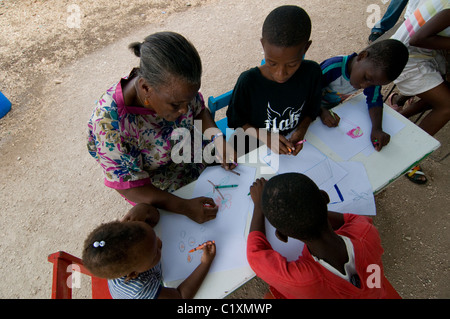 Dessin d'orphelins dans un camp de fortune pour les survivants d'un séisme de magnitude 7,0 qui a frappé Haïti le 12 janvier 2010 dans la banlieue de Port-au-Prince Banque D'Images