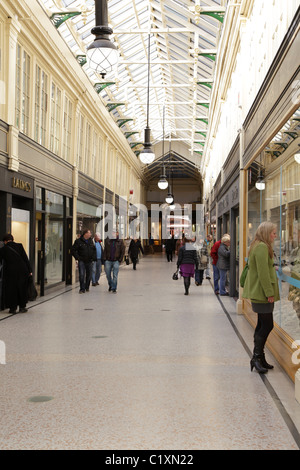 Argyll Arcade est une galerie couverte abritant plusieurs boutiques de bijoux et des liens entre Argyle Street et Buchanan Street dans le centre-ville de Glasgow, en Écosse, au Royaume-Uni Banque D'Images