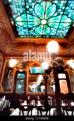 France, Paris, brasserie traditionnelle française, design Art nouveau, salle à manger, « Julien », (Groupe Flo). Banque D'Images