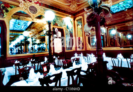 France, Paris, vue grand angle, restaurant traditionnel français Brasserie, design Art Nouveau, salle à manger, « Julien », intérieur de restaurant ancien et raffiné Banque D'Images