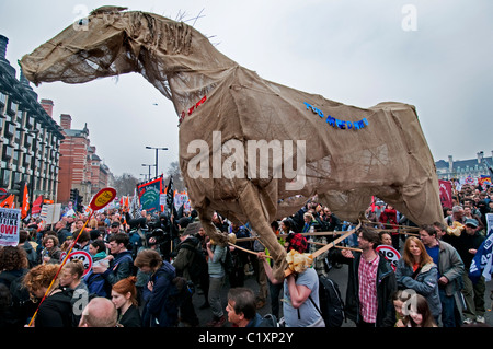 500 000 manifestants anti-coupures rejoindre 'March pour l'Alternative", organisée par les syndicats du TUC, Londres 2011 Banque D'Images