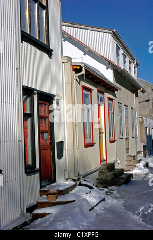 Une rangée de bâtiments de tôle ondulée sur une glaciale à Reykjavik, Islande. Banque D'Images