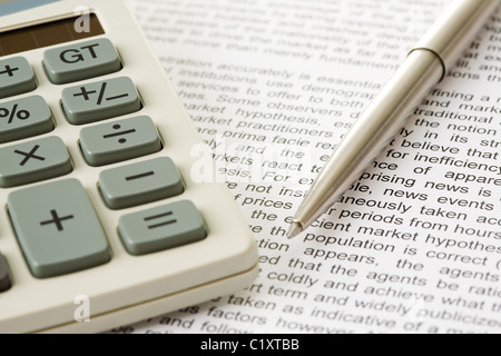 Macro image de calculatrice et stylo sur le document d'affaires Banque D'Images