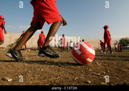 Des enfants jouant au football dans un camp de fortune à Port-au-Prince qui accueille des milliers de personnes depuis que le séisme de magnitude 7,0 a frappé Haïti le 12 janvier 2010 Banque D'Images