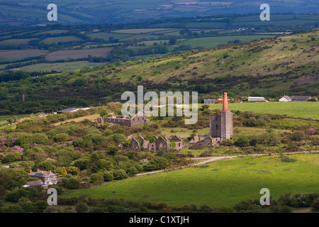 Ancienne mine d'étain et les terres agricoles de la Lande de Bodmin Cornwall UK en mai Banque D'Images