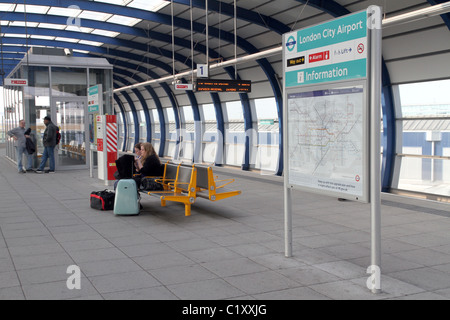 UK. La gare DLR AU CITY AIRPORT DE LONDRES Banque D'Images