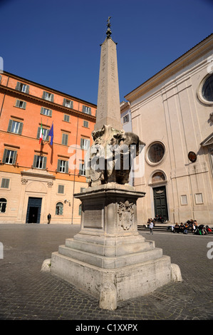 Italie, Rome, Piazza della Minerva, éléphant et obélisque appelé 'Pulcino della Minerva' Banque D'Images