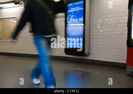 Paris, France, Man Walking in public Transit System, Station de métro, à l'intérieur du couloir, près de la publicité interactive française affiche électronique sur l'affichage, panneaux d'affichage intelligents Banque D'Images