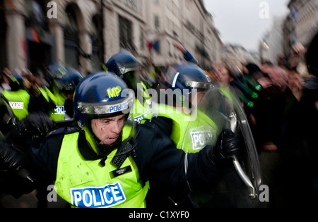 Anti-Cuts mars 26/03/2011, Londres, Royaume-Uni La police anti-émeute en conflit avec les manifestants sur Piccadilly au cours de violentes manifestations. Banque D'Images