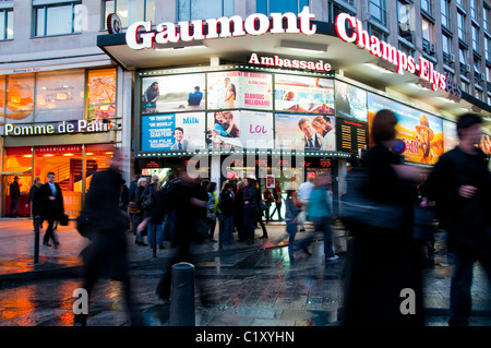 Paris, France, scène de rue, Gaumont Cinemas Storefront, illuminé au crépuscule, les gens marchant sur l'avenue. Affiches de rue du cinéma champs-Elysées, enseigne, extérieur centre paris Banque D'Images