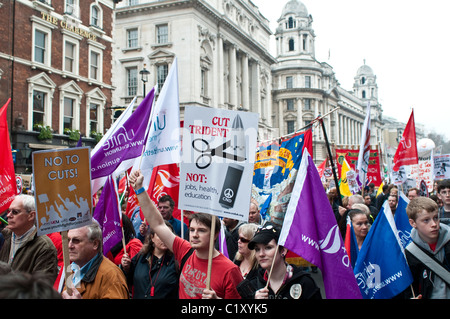 En mars des manifestants de Whitehall. Placard 'Couper' Trident, TUC de mars pour l'Alternative, London, UK, 26/03/2011 Banque D'Images