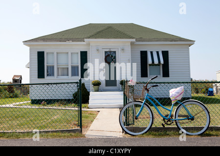 Bicycle leaning against fence de maison traditionnelle sur Tanger Island, baie de Chesapeake, Virginia, USA Banque D'Images