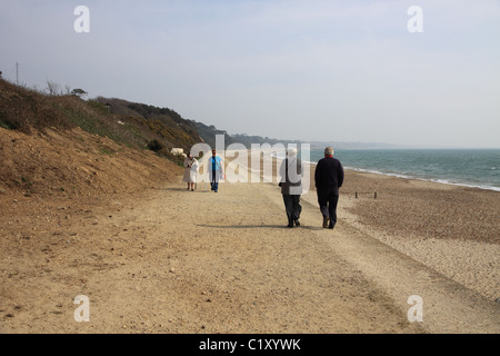 Les gens se promener à Avon Beach près de Mudeford à Dorset Banque D'Images