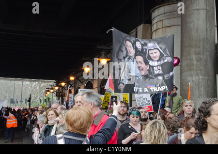 Devise "c'est un piège !" TUC 'Marche pour l'Alternative' contre les coupures du gouvernement de Coalition 26 Mars 2011 Banque D'Images