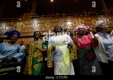 Les délégués de la danse à la chorale africaine à la célébration de clôture de l'événement la Conférence Missionnaire Mondiale d'Edimbourg 2010 Banque D'Images