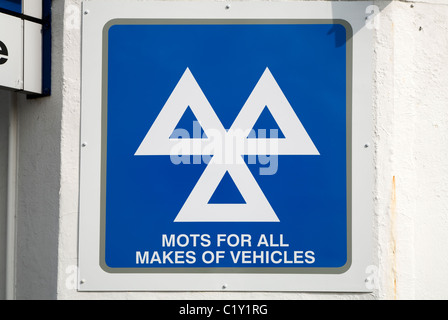 MOT / MOTs signer / logo dans un garage qui est aussi un ministère des Transports et des essais sur des véhicules automobiles et de station-service. Banque D'Images