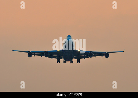 Entrée en avion pendant le coucher du soleil des terres à l'aéroport d'Heathrow Banque D'Images