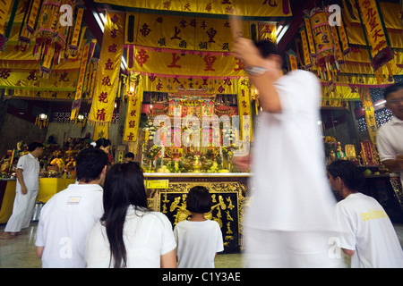 Les dévots prient à l'Jui Tui Temple chinois pendant la festival végétarien de Phuket. Phuket, Ko Phuket, Thaïlande Banque D'Images