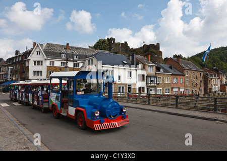 La route touristique traversant le pont sur l'Ourthe à La Roche-en-Ardenne, Luxembourg, Wallonie, Belgique Banque D'Images