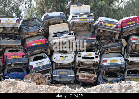 Location de ferrailles. Voitures entassés dans un parc à ferrailles. Photographié à Beer Sheva, Israël Banque D'Images