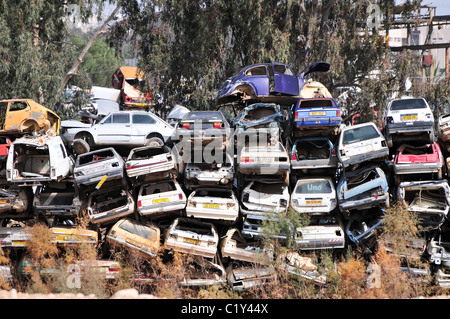 Location de ferrailles. Voitures entassés dans un parc à ferrailles. Photographié à Beer Sheva, Israël Banque D'Images