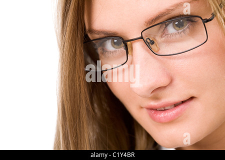 Close-up de charmante femme à lunettes looking at camera Banque D'Images