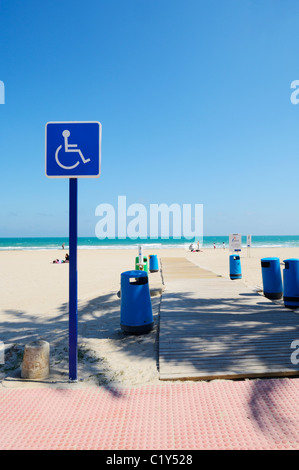 Une rampe d'accès handicapés à Campoamor beach à Dehesa de Campoamor, Orihuela, Alicante province, Spain. Banque D'Images