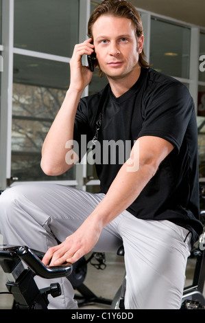 Libre, l'homme, Guy, en face, à la recherche, à l'appareil photo,,,, ne faisant, courir, courir, marcher, marcher, former, formation, on, un, une salle de sport. Banque D'Images