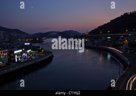 Canal de Tongyeong et Grand Bridge at Dusk (large), Corée du Sud Banque D'Images