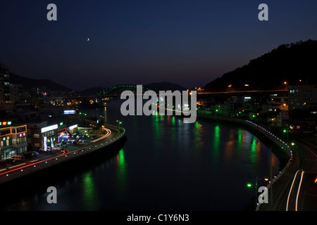 Canal de Tongyeong et Grand pont à la fin du crépuscule (large), Corée du Sud Banque D'Images