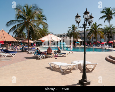 La piscine et les transats de l'hôtel Atlantic à Banjul, Gambie, Afrique de l'Ouest Banque D'Images