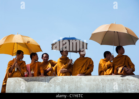 Les moines donnent sur le Mékong à la Riverside ville de Nakhon Phanom, dans la province de Nakhon Phanom, THAÏLANDE. Banque D'Images