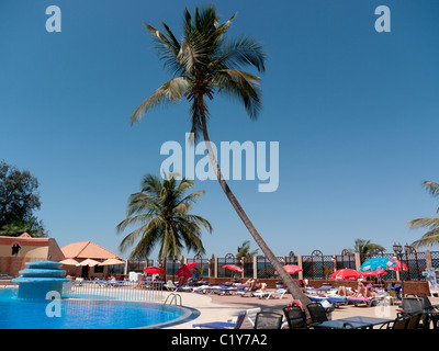 La piscine et les transats de l'hôtel Atlantic à Banjul, Gambie, Afrique de l'Ouest Banque D'Images