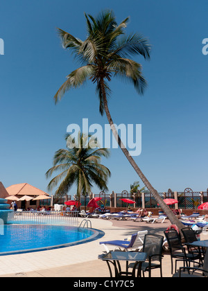 La piscine et les transats de l'hôtel Atlantic à Banjul, Gambie, Afrique de l'Ouest Banque D'Images