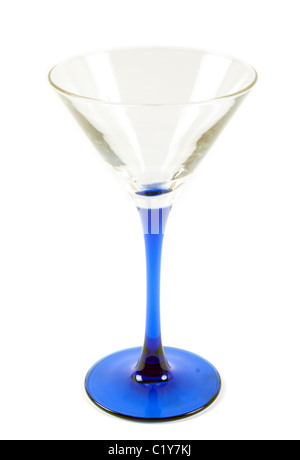 Pour verre martini avec pilon bleu sur fond blanc Banque D'Images