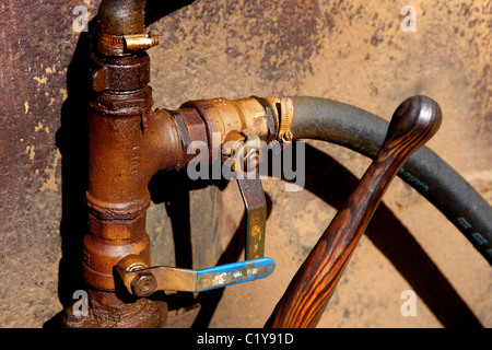 Les tubes d'huile d'une vieille machine agricole. LLeida, Espagne. Banque D'Images